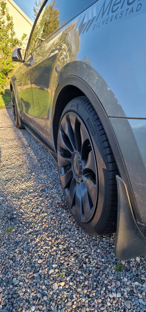 Grå Tesla på verkstaden hos Meléns Bilverkstad