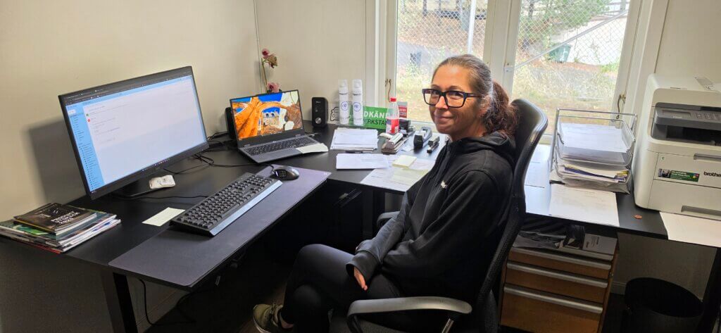Sandra i receptionen hos Meléns Bilverkstad